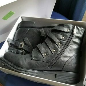 Brand new! Black boots size 8 eur 39